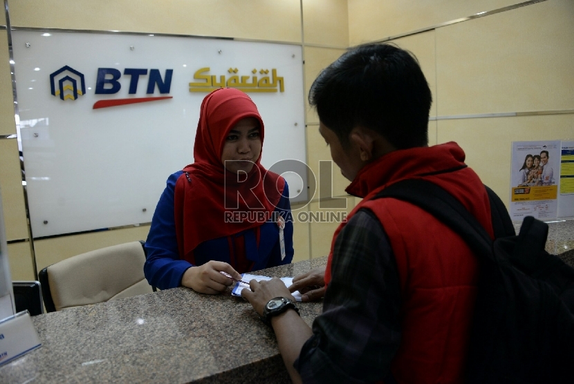 Aktivitas pelayanan dibanking hall salah satu kantor cabang Bank Tabungan Negara (BTN) Syariah di Jakarta,Rabu (11/3).