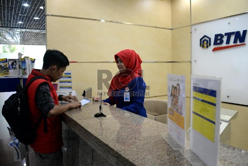 Aktivitas pelayanan dibanking hall salah satu kantor cabang Bank Tabungan Negara (BTN) Syariah di Jakarta,Rabu (11/3).