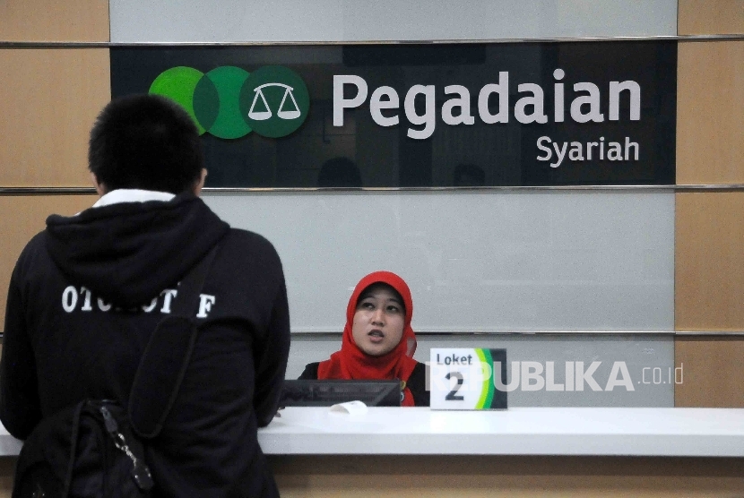 Aktivitas pelayanan nasabah di Pegadaian Syariah Jakarta, Rabu (1/6). 