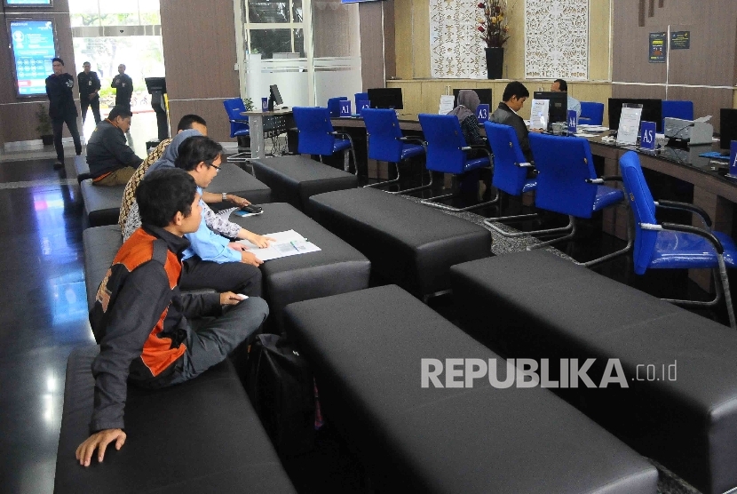  Aktivitas pelayanan pembayaran pajak di Kantor DJP Wajib Pajak Besar, Sudirman, Jakarta, Jumat (23/9). 
