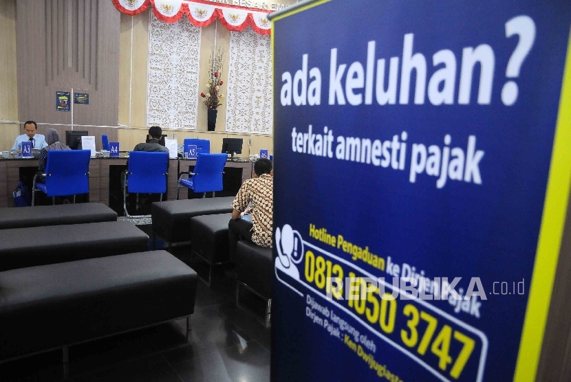  Aktivitas pelayanan pembayaran pajak di Kantor DJP Wajib Pajak Besar, Sudirman, Jakarta, Jumat (23/9). 