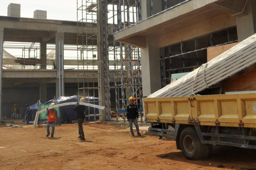   Aktivitas pembangunan konstruksi salah satu tenant di area Fase 1 Kawasan Industri Terpadu Batang (KITB/ Grand Batang City), Kabupaten Batang, Jawa Tengah.