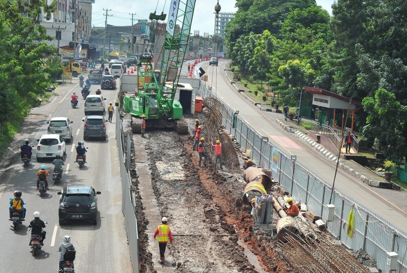Aktivitas pembangunan Light Rail Transit (LRT) atau kereta api ringan di zona Jalan Kolonel Haji Burlian Palembang, Sumsel, Senin (29/2).