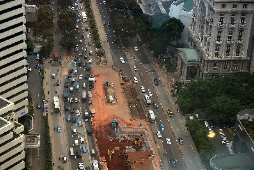 Aktivitas pembangunan Mass Rapid Transit (MRT) di Jakarta, Jumat (8/5).