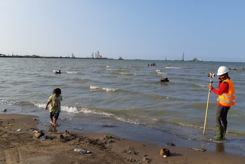 Aktivitas pembangunan pelabuhan, terlihat dari kejauhan di bibir Pantai Patimban, Desa Patimban, Kecamatan Pusakanagara, Kabupaten Subang, Ahad (5/5). 