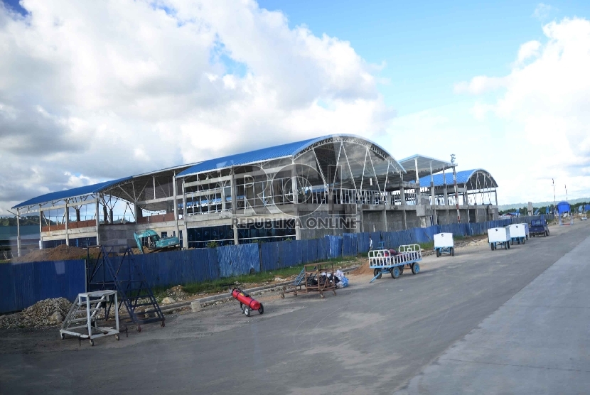 Aktivitas pembangunan terminal modern Bandara Domine Eduard Osok, Sorong, Papua, Jumat (5/6).