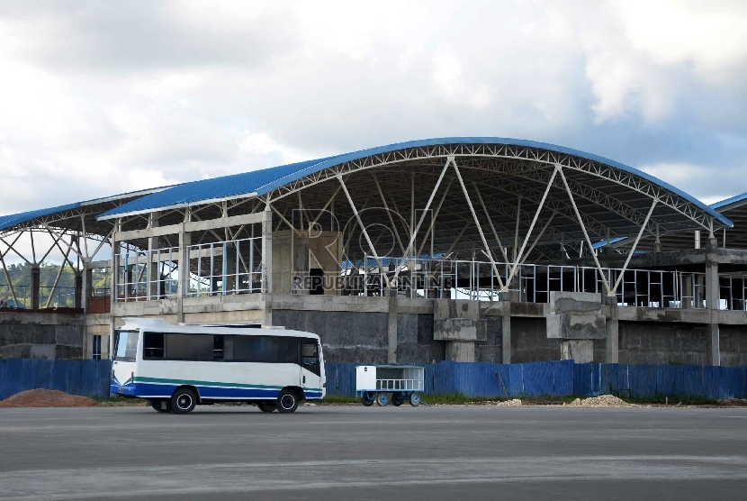Aktivitas pembangunan terminal modern Bandara Domine Eduard Osok, Sorong, Papua, Jumat (5/6).