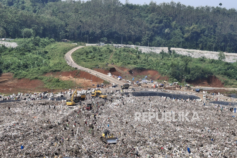 Aktivitas Pembuangan Sampah di Zona Perluasan TPA Sarimukti, Kabupaten Bandung Barat, Rabu (16/7/2025).