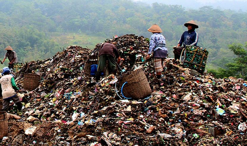  Aktivitas pemilah sampah di TPA Blondo, Kecamatan Bawen, Kabupaten Semarang.