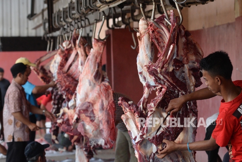 Aktivitas pemotongan sapi kurban di Rumah Pemotongan Hewan (RPH) PD Dharma Jaya, Cakung, Jakarta Timur, Senin (12/9). .