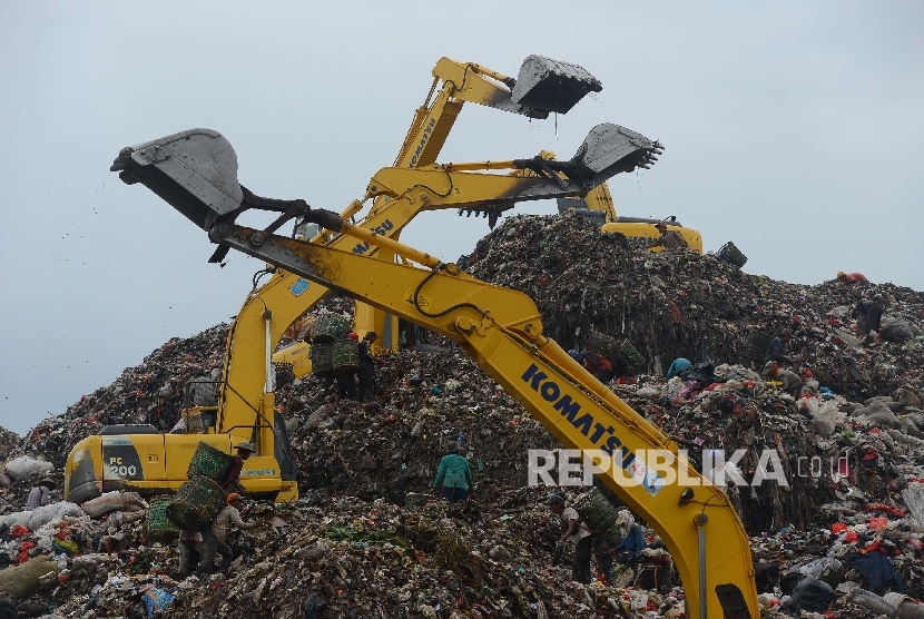  Aktivitas pemulung bersama alat berat di Tempat Pengolahan Sampah Terpadu (TPST) Bantar Gebang, Bekasi, Jawa Barat, Kamis (11/2).  (Republika/Raisan Al Farisi)