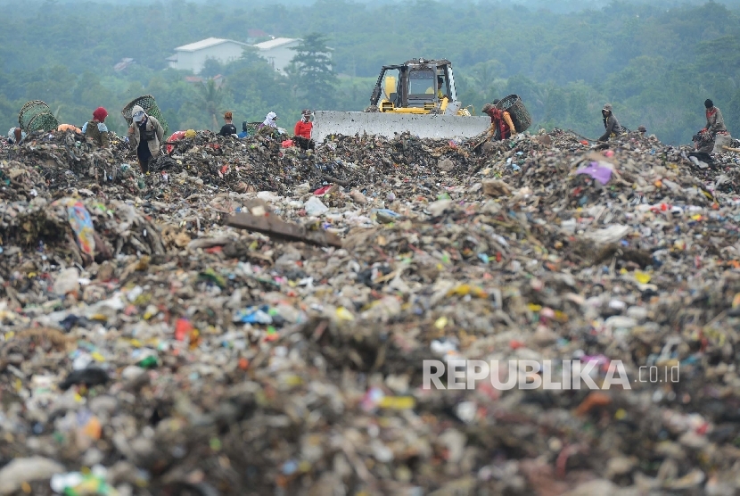  Aktivitas pemulung yang mengais sampah bersama alat berat di Tempat Pengolahan Sampah Terpadu (TPST) Bantar Gebang, Bekasi, Jawa Barat, Kamis (11/2). (Republika/Raisan Al Farisi)