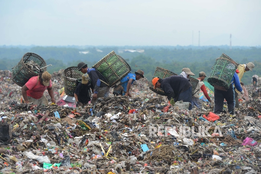  Aktivitas pemulung yang mengais sampah di Tempat Pengolahan Sampah Terpadu (TPST) Bantargebang, Bekasi, Jawa Barat, Kamis (11/2). (Republika/Raisan Al Farisi)