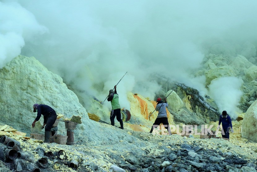 Aktivitas penambang belerang di kawah Gunung Ijen, Banyuwangi, Jawa Timur