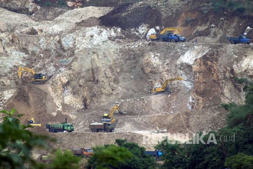 Aktivitas penambangan batu kapur di kawasan Kars Citatah, Kecamatan Cipatat, Kabupaten Bandung Barat, Senin (16/1).