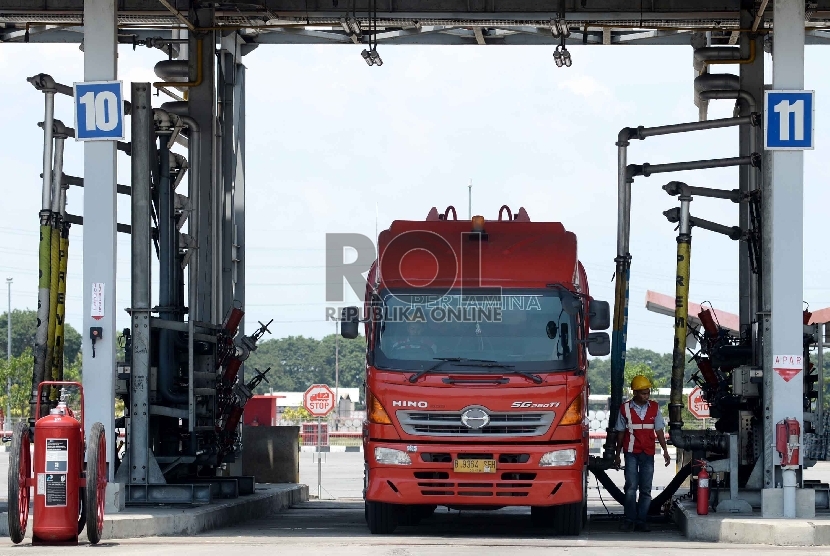  Aktivitas pengisian bahan bakar minyak ke dalam tangki minyak di Depo Pertamina Plumpang, Jakarta, Senin (30/3). 