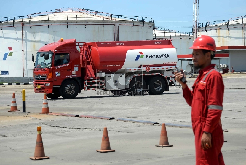 Aktivitas pengisian bahan bakar minyak ke dalam tangki minyak di Depo Pertamina Plumpang, Jakarta, Senin (30/3). 
