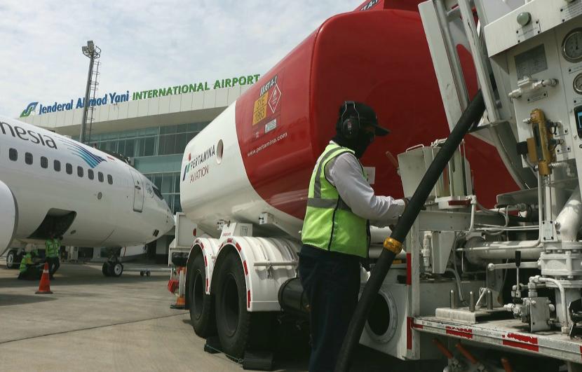 Aktivitas pengisian bahan bakar pesawat terbang (avtur) di Bandara Internasional Jenderal Ahmad Yani Semarang, Jumat (18/12).