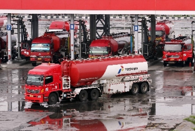 Activies in a Pertamina's fuel terminal in Jakarta (illustration)