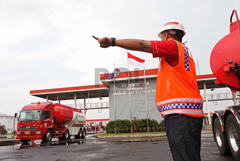Aktivitas pengisisan bahan bakar di fasilitas Terminal Bahan Bakar Minyak (BBM) Plumpang, Jakarta, Jumat (25/7).(Republika/Adhi Wicaksono)