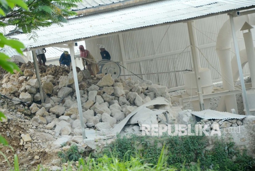 Aktivitas pengolahan batu kapur disalah satu pabrik di daerah Cipatat, Kabupaten Bandung Barat. (Republika/Edi Yusuf)