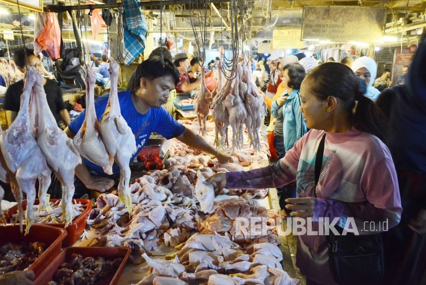 Aktivitas pengunjung berbelanja di Pasar Kosambi, Kota Bandung, Ahad (5/5).