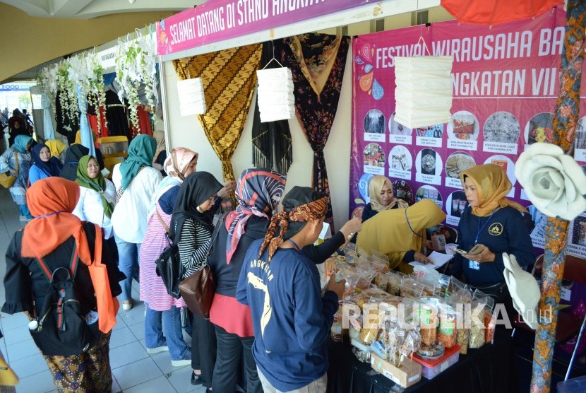 Aktivitas pengunjung berinteraksi dengan peserta Festival Wirausaha Baru 2018 yang bertajuk Be Young Creative Entrepreneur, di Aula Pusdai, Kota Bandung, Rabu (4/7). 
