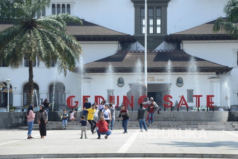 Aktivitas pengunjung di Taman Gedung Sate, Jalan Diponegoro, Kota Bandung