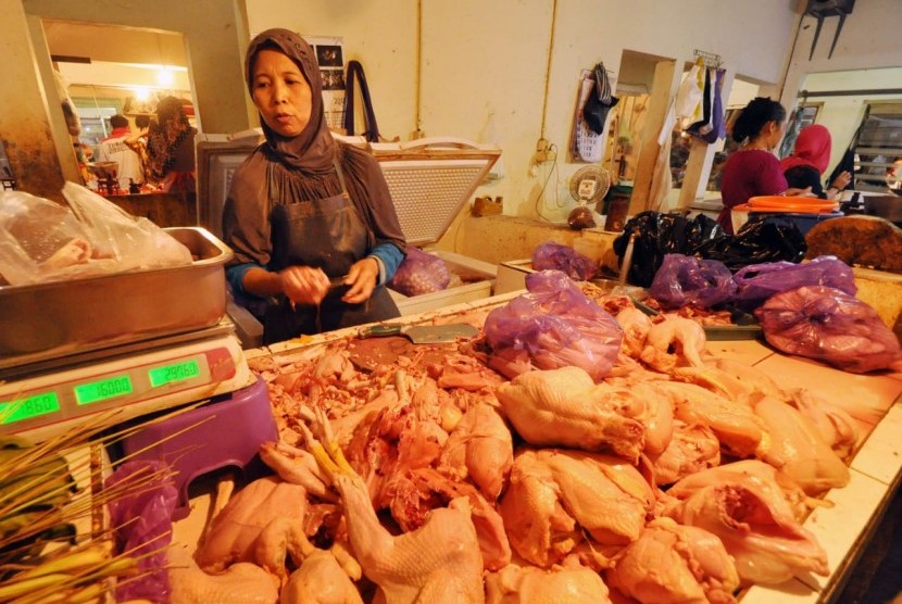 Aktivitas penjual daging ayam potong 