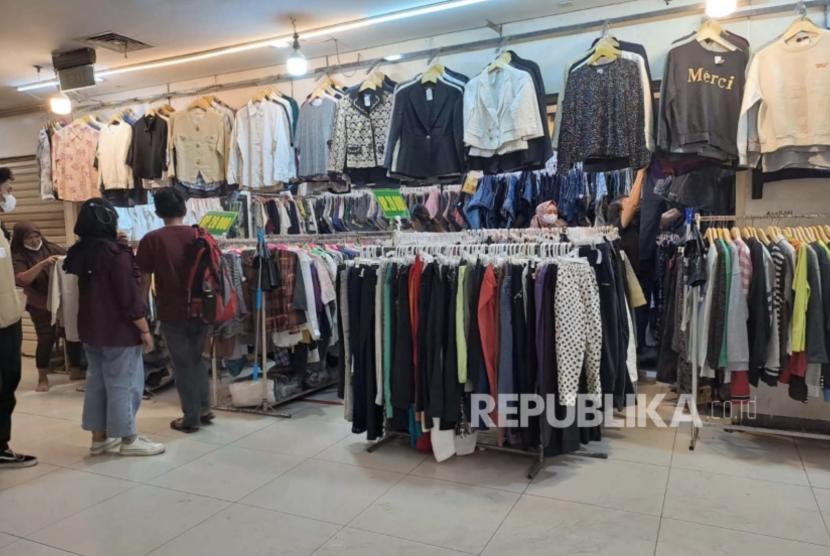 Aktivitas penjualan pakaian bekas atau thrifting impor di Pasar Senen, Jakarta Pusat. Polisi mengantongi identitas penyebar konten barang bukti thrifting untuk lebaran.