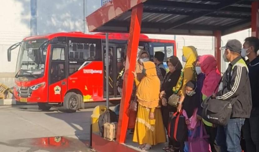 Aktivitas penumpang Bus Trans Jateng di terminal Gubug, Kecamatan Gubug, kabupaten Grobogan, Jawa Tengah, Rabu (21/12).