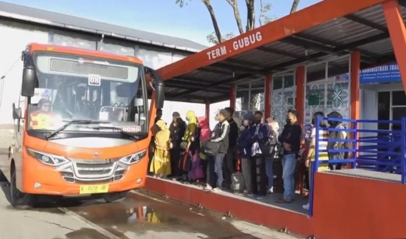 Aktivitas penumpang Bus Trans Jateng di Terminal Gubug, Kecamatan Gubug, Kabupaten Grobogan, Jawa Tengah.