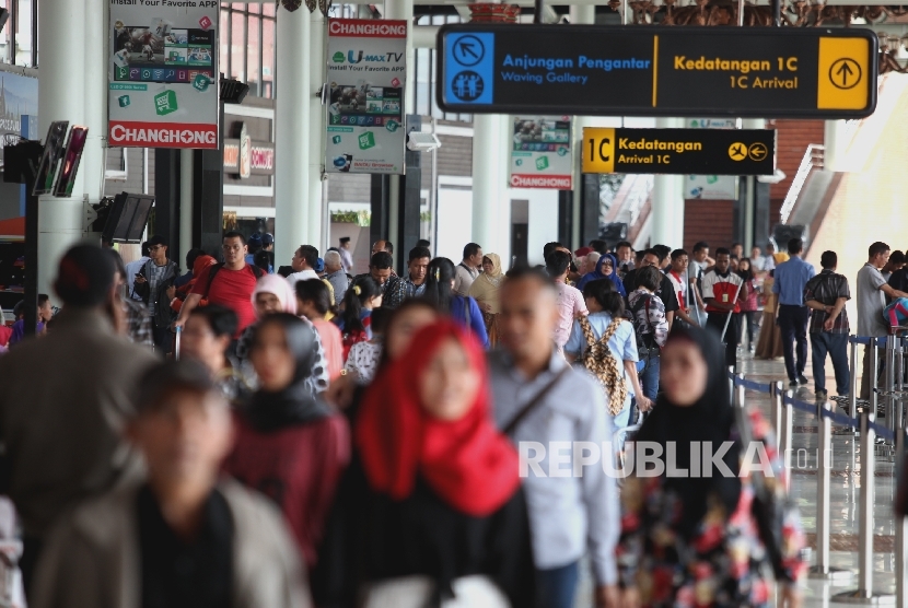 Aktivitas penumpang Dan penjemput di terminal kedatangan 1C Bandara Soekarno-Hatta,Tangerang, Jawa Barat,Kamis (14/7)