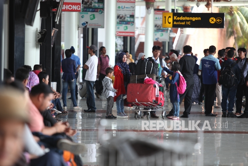 Aktivitas penumpang Dan penjemput di terminal kedatangan 1C Bandara Soekarno-Hatta,Tangerang,Jawa Barat,Kamis (14/7)