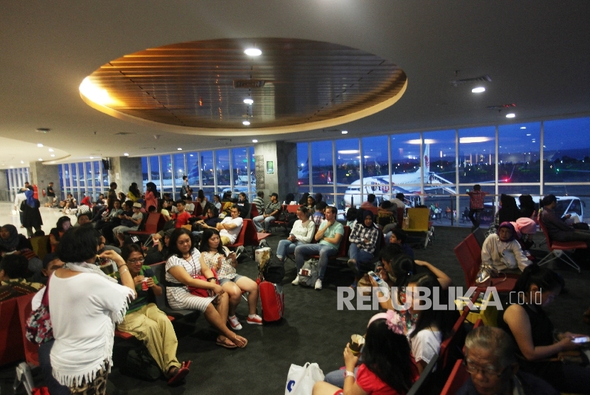 Aktivitas Penumpang domestik di teminal keberangkatan Bandara Ngurah Rai, Bali, Sabtu (16/7)