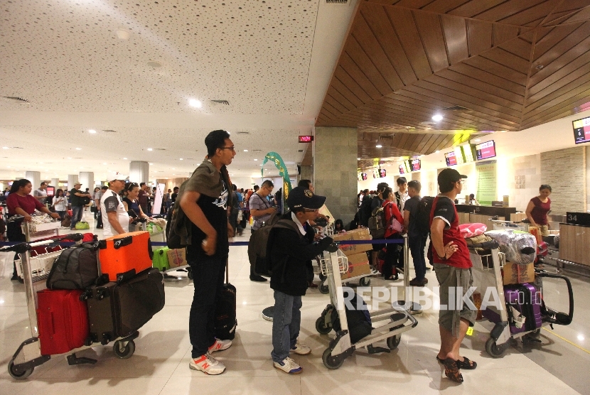 Aktivitas Penumpang domestik di teminal keberangkatan Bandara Ngurah Rai, Bali, Sabtu (16/7)