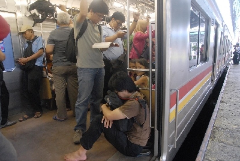 Aktivitas penumpang kereta di Stasiun Pasar Minggu, Jakarta Selatan, Jumat  4/4).