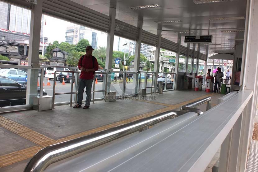 Aktivitas penumpang Transjakarta di Halte Polda Metro, Jakarta Selatan, Rabu (2/7). (Republika/Rakhmawaty La