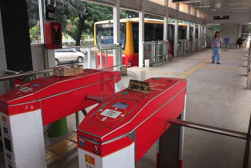 Aktivitas penumpang Transjakarta di Halte Polda Metro, Jakarta Selatan, Rabu (2/7). (Republika/Rakhmawaty La'lang)