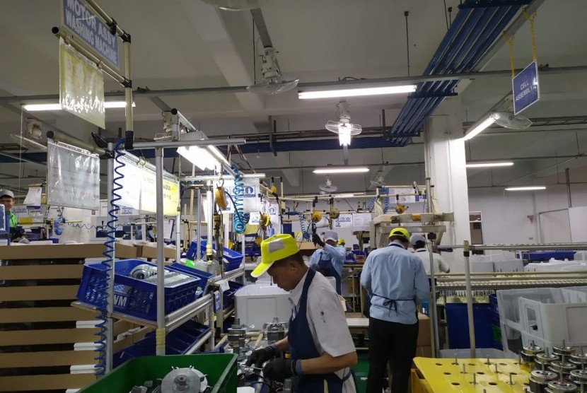 Aktivitas perakitan mesin cuci di pabrik Panasonic, Jumat (20/9). Panasonic mengekspor 6.000 mesin cuci ke negara tujuan baru yaitu Taiwan. 
