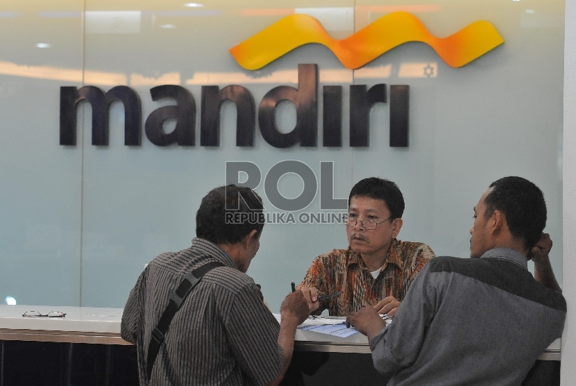  Aktivitas perbankan di Bank Mandiri cabang Cikini, Jakarta, Selasa (21/7). 