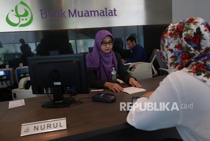  Aktivitas perbankan di Bank Muamalat, Jakarta, Kamis (28/9).