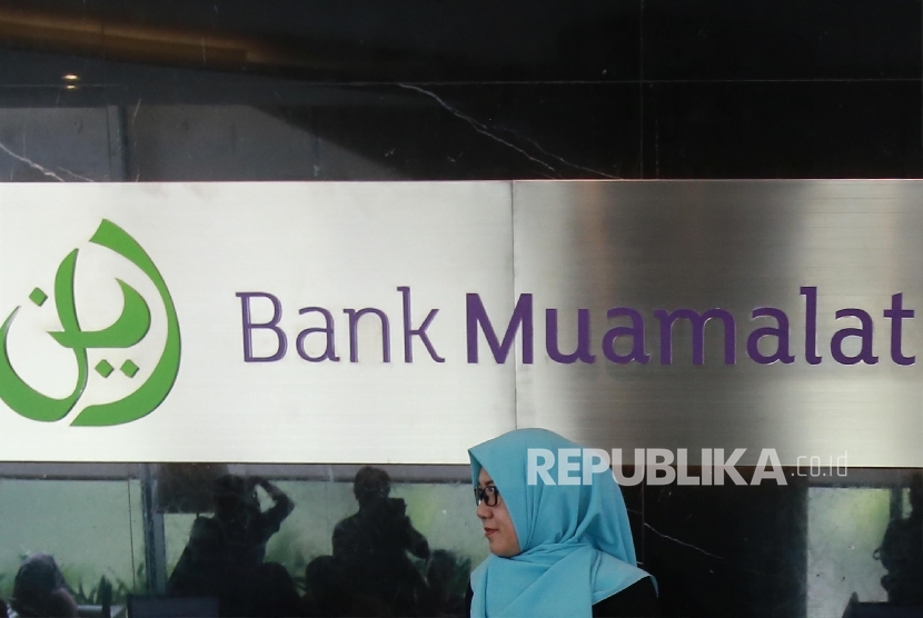 Aktivitas perbankan di Bank Muamalat, Jakarta, Kamis (28/9).