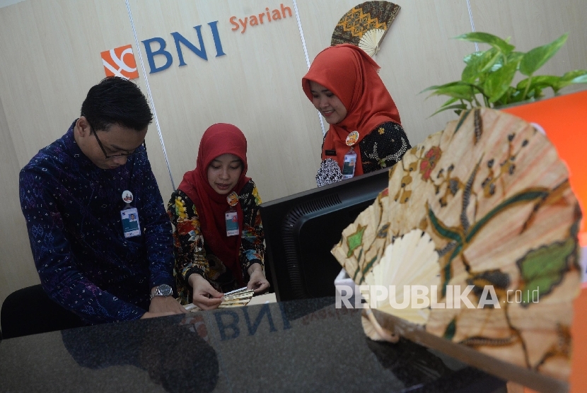  Aktivitas perbankan di kantor BNI Syariah. ilustrasi 