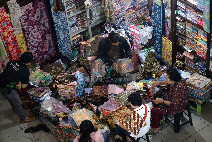Aktivitas perdagangan kain batik disalah satu pusat perbelanjaan di Jakarta, Selasa (14/4).(Republika/ Yasin Habibi)