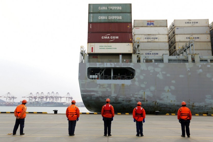 Aktivitas petugas di Pelabuhan Qingdao, Provinsi Shandong, China, beberapa waktu lalu. China mengatakan akan menerima aplikasi pengecualian tarif pajak baru untuk 696 produk impor dari Amerika Serikat (AS).