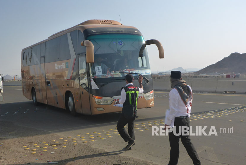Aktivitas petugas di Terminal Hijrah, Madinah, Rabu sore (13/9). Petugas di sini bekerja mencatat bus jamaah haji yang masuk ke Madinah.