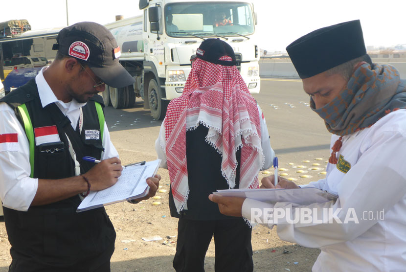 Aktivitas petugas di Terminal Hijrah, Madinah, Rabu sore (13/9). Petugas di sini bekerja mencatat bus jamaah haji yang masuk ke Madinah.