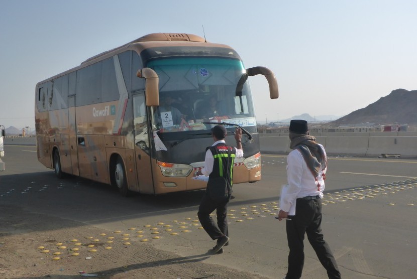 Aktivitas petugas mencatat bus yang memasuki Madinah dari Makkah di Terminal Hijrah, Madinah, Rabu (13/9).