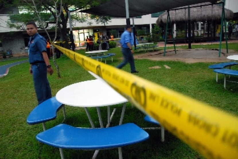 Aktivitas petugas pengamanan saat mengawal reka ulang kasus kekerasan seksual terhadap murid Taman kanak-kanak Jakarta International School (JIS), Jakarta Selatan, Jumat (30/5).